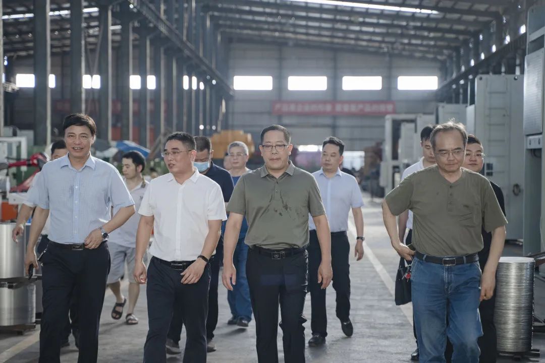 衡東縣縣委副書記、縣長對朝陽集團自動化生產線進行視察