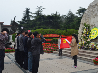 公司黨支部開展“緬懷革命先烈，繼承優(yōu)良傳統(tǒng)”清明節(jié)祭掃活動
