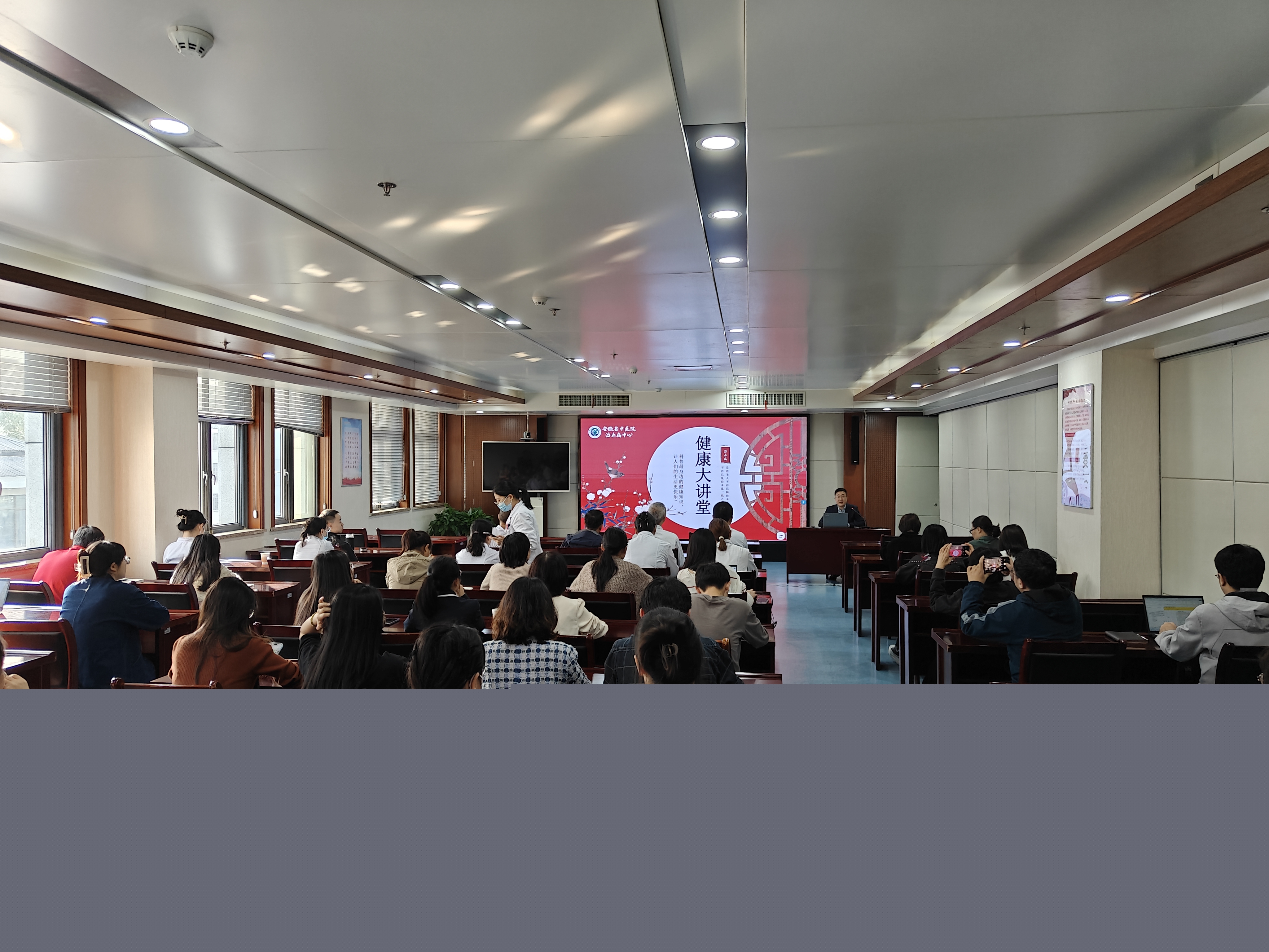 “義診暖人心，共筑健康夢”——皖投置業(yè)公司第三黨支部聯(lián)合安徽中醫(yī)藥大學(xué)第一附屬醫(yī)院治未病黨支部、皮膚科黨支部開展支部共建活動